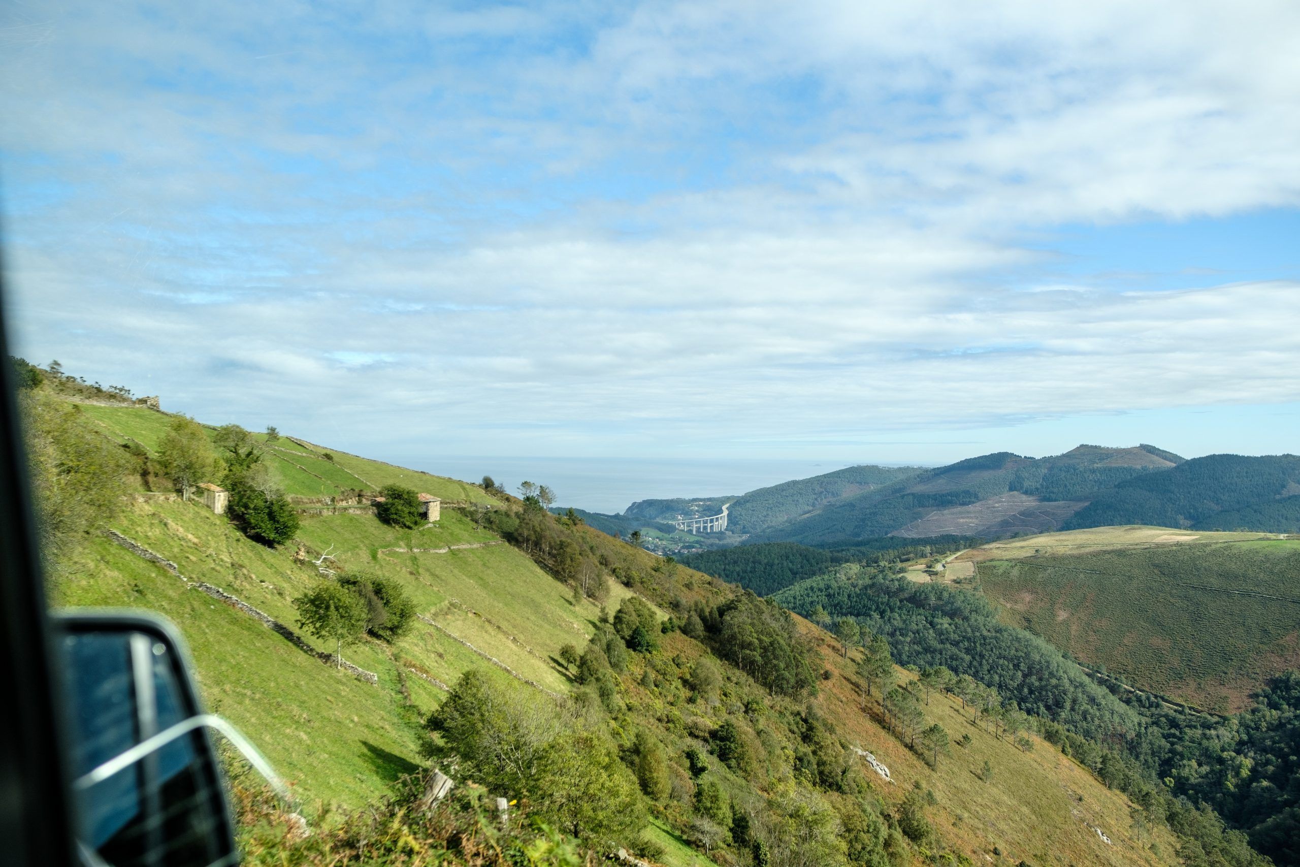 Paisajes verdes en la ruta vaqueira en Turitaxi Cuideiru