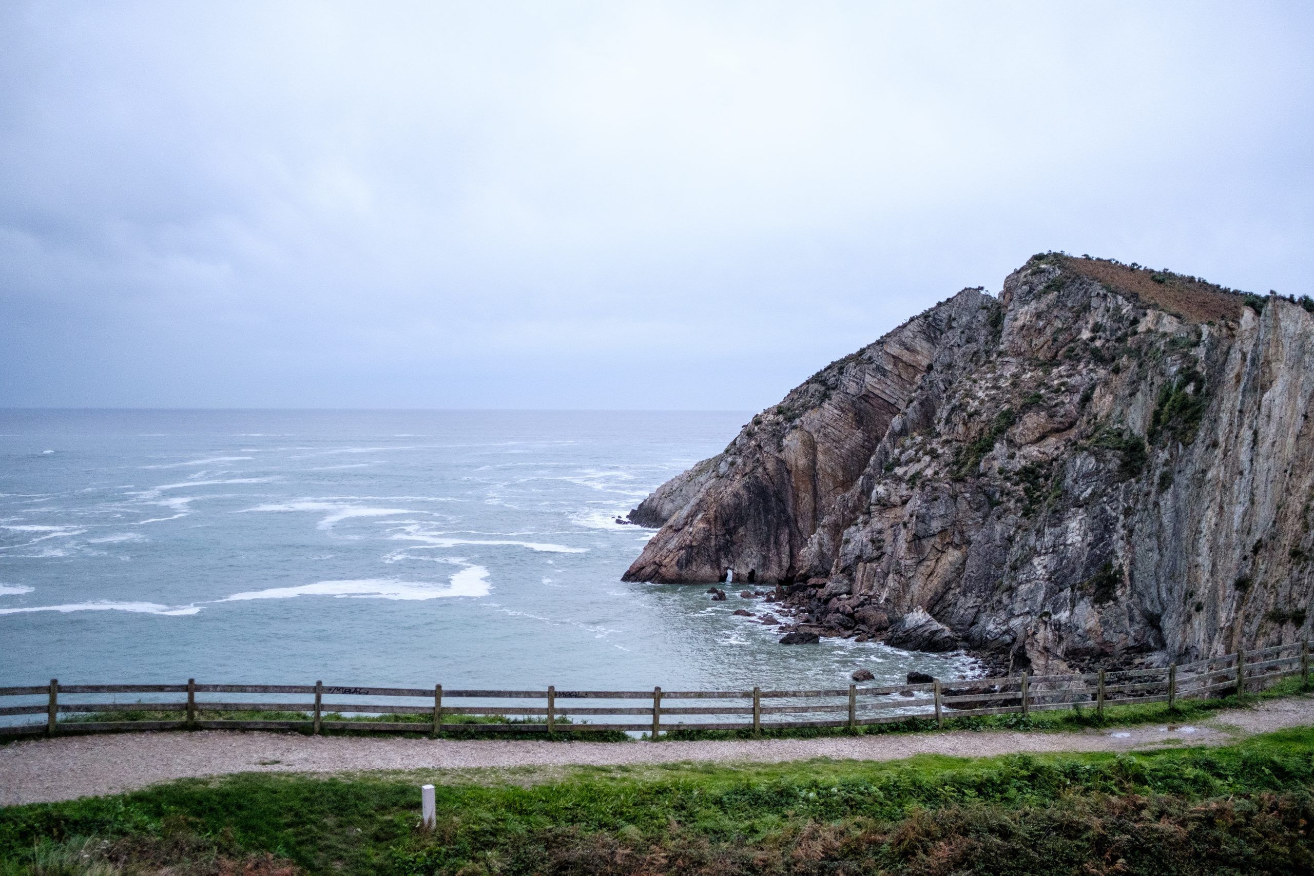 Los imponentes acantilados de la Playa del Silencio en la Ruta Marina de Turitaxi Cuideiru