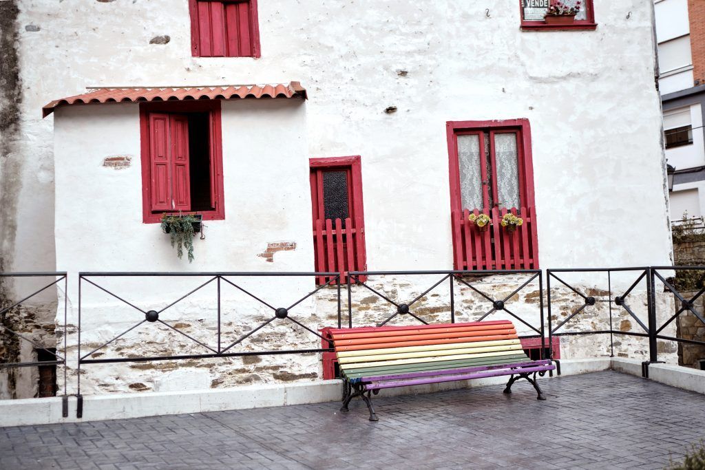 Banco arcoiris en Cudillero
